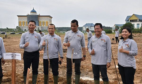 Ketua DPRD Pekanbaru Ikut Penanaman Bibit Pohon Sempena Raker Komwil 1 Apeksi 2024