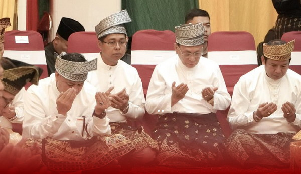 Bupati dan Wabup Rohil Ikuti Prosesi Adat Tepuk Tepung Tawar LAMR di Pekanbaru