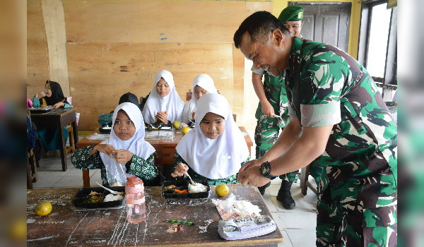Korem 031/WB Gelar MBG untuk Anak Anak di Kampar