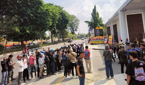 Massa GMGK Minta Pj Gubri Copot Kabid Perkim PUPR