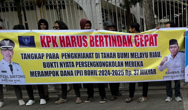 Sat Intelkam Polresta Pekanbaru Bubarkan Aksi Demo Dugaan Korupsi PI Rohil