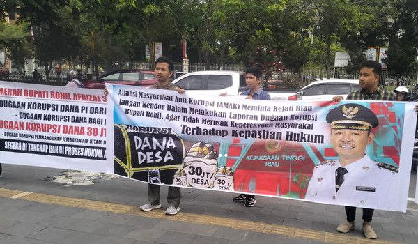 Demonstran Desak Kejati Riau Usut Tuntas Dugaan Tipikor Bupati Rohil