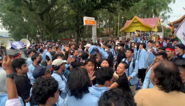 Aksi Demonstrasi di DPRD Riau Nyaris Berujung Bentrok Antar Mahasiswa