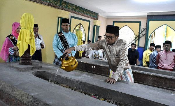 Wakil Ketua DPRD Kota Pekanbaru Ginda Burnama Dampingi Pj Walikota Ziarah Makam Marhum Pekan