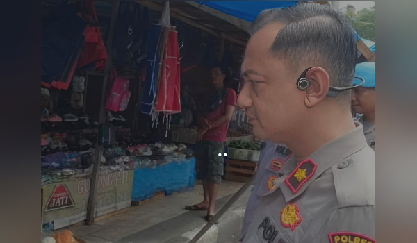 Blusukkan ke Pasar Sukaramai, Kapolsek Pekanbaru Kota Sampaikan Pesan Pesan Kamtibmas