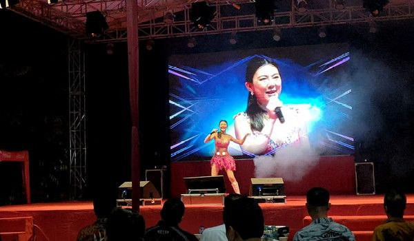 Perayaan HUT Dewa Hu Tai Din, 2 Artis Malaysia Hibur Ribuan Masyarakat Kota Pekanbaru