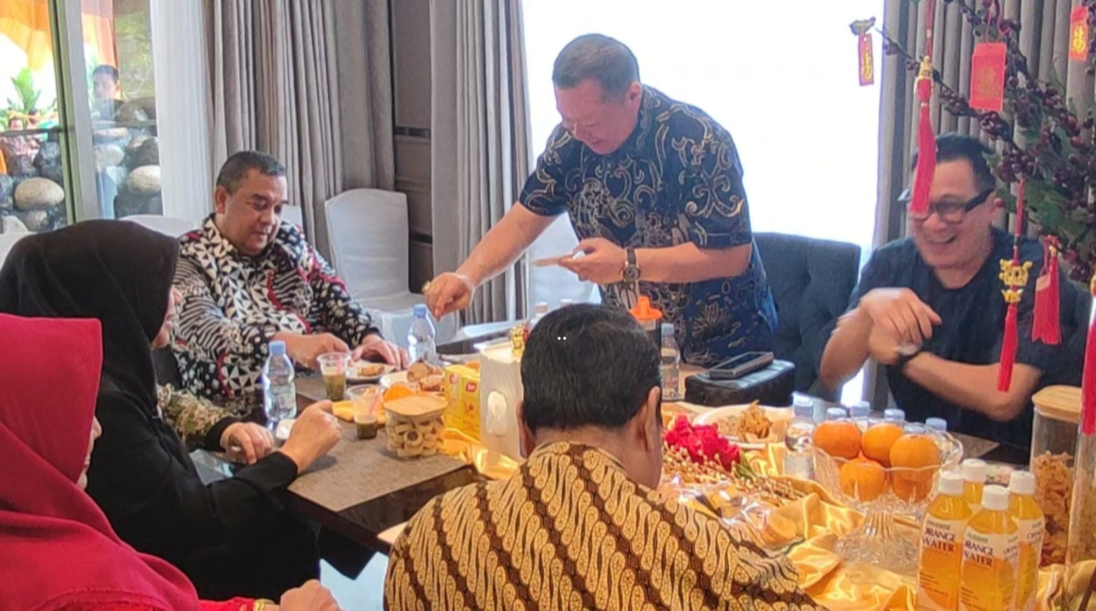 Rayakan Imlek di Rumah Sekum PSMTI Pusat, Gubernur Disuguhi Hidangan Kue Bakul