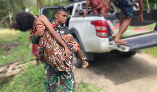 Tamkes Satgas Yonif 122/TS Selamatkan Nyawa Ibu Hamil yang Mengalami Pendarahan