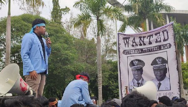 Demo, BEM Unri Bawa Poster Wanted Gubernur dan Wagubri