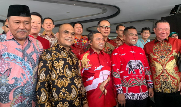 Hadiri Perayaan Imlek Bersama, Ketua DPRD dan Gubernur Riau Terpilih Kian Akrab