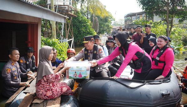 Tinjau Banjir, Kapolda Riau Irjen Pol M Iqbal Serahkan Bantuan dan Pastikan Keselamatan Warga