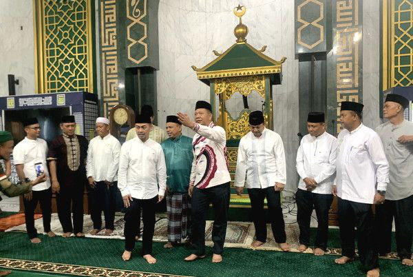 Sekdako Dampingi Pj Wako Pekanbaru Salat Jumat di Masjid Raya