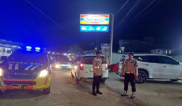 Berikan Rasa Aman di Malam Hari, Polsek Batang Cenaku Melaksanakan Patroli Blue Light