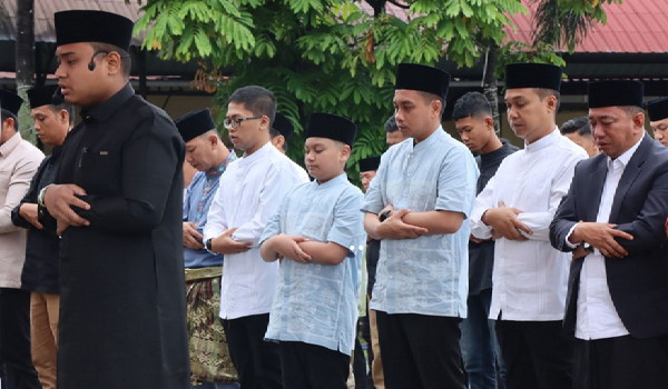 Kapolres Kampar dan Jajaran Gelar Salat Idul Fitri Bersama Masyarakat