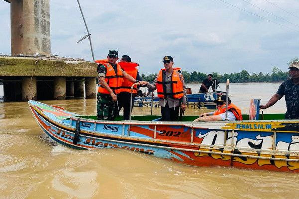 Kapolda, Pangdam, Pj Gubernur Sumsel Tinjau Jembatan yang Roboh Tertabrak Tongkang