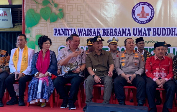 Ribuan Warga Buddha Pekanbaru Meriahkan Pawai Waisak 2025