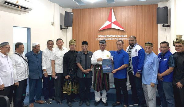 Diiringi Silat dan Kompang, HM Wardan Serahkan Formulir Pendaftaran