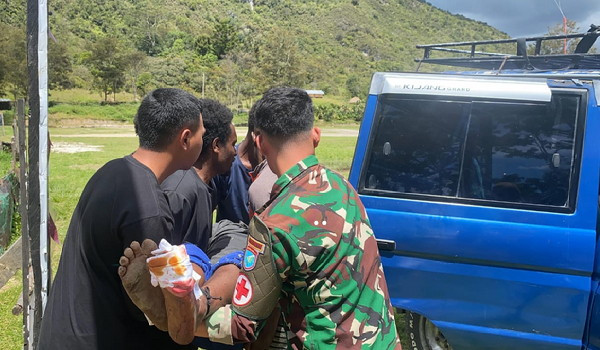 Yonif_Selamatkan_Warga_Papua.jpg
