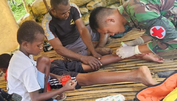 anak_Papua_diobati.jpg