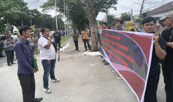 Demonstran Desak BPK Riau Audit Gaji THL Dinas PUPR Kota Pekanbaru