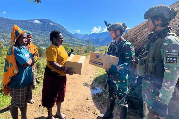 Jumat Berkah, Satgas Yonif 323 Buaya Putih Bagi-Bagi Sembako