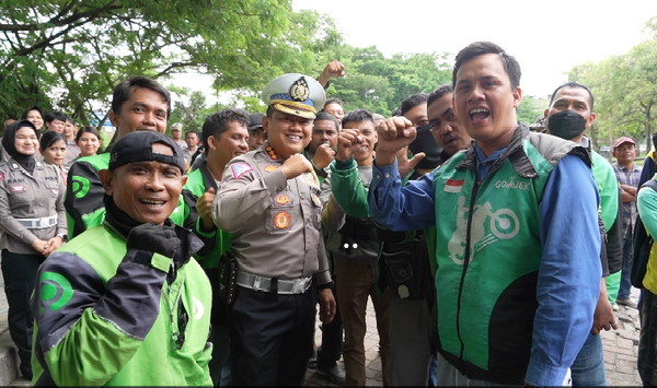 Lagi, Dirlantas Polda Riau Berikan Paket Sembako dan Nasi Kotak untuk Ojol