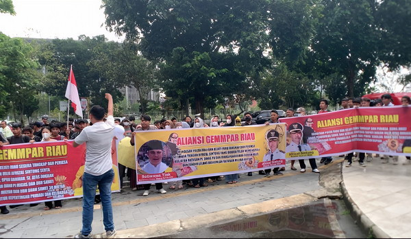Geruduk Gedung Kejati, GEMMPAR Desak Usut Tuntas Kasus Dugaan Korupsi PI Bupati Rohil Rp488 M