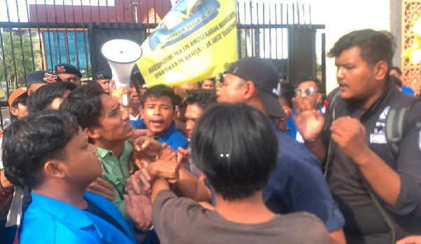 Demo PMII di Gerbang Mapolda Riau Sempat Ricuh