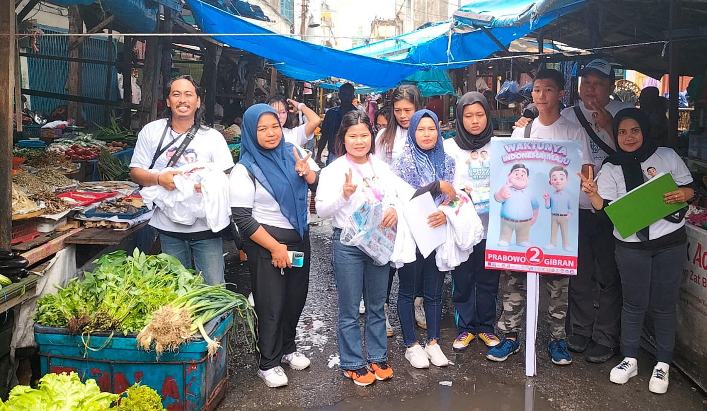 Kunjungi Sejumlah Pasar, Gemoy Squad Riau Bagikan 10.000 Kaos Prabowo-Gibran ke Warga Pekanbaru