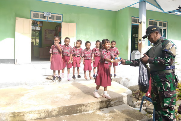 Patop Satgas Yonkav 6/Naga Karimata Bagikan Roti Untuk Anak TK