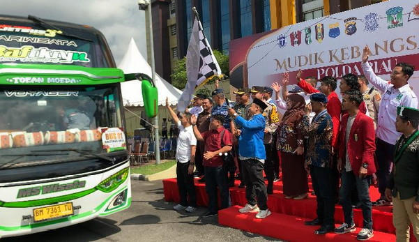 Kapolda Riau Lepas Rombongan Mudik Gratis Kebangsaan 2025