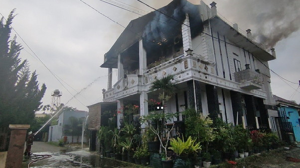 Satu Unit Perumah Ekslusif di Pekanbaru Dilalap Api