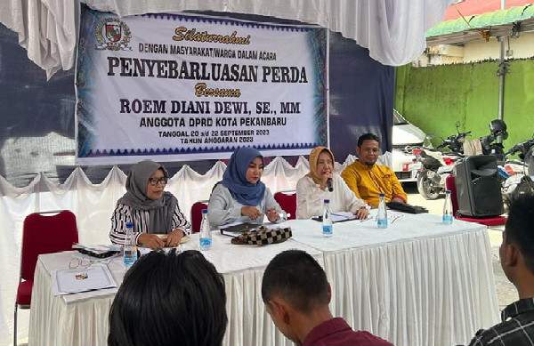 Anggota DPRD Pekanbaru Roem Diani Dewi Sosialisasikan Perda Bantuan Hukum Masyarakat Tak Mampu di Jalan Kamboja