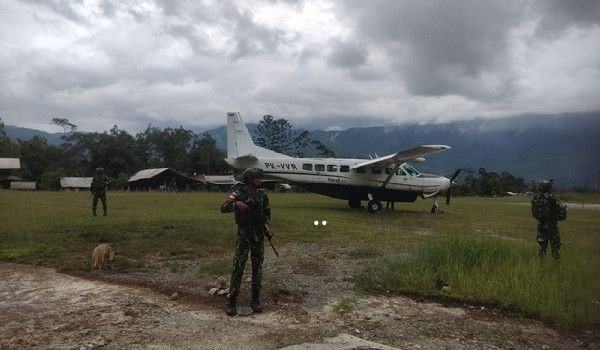 Satgas Yonif 641/Bru Amankan Pilot dan Awak Pesawat Susi Air Mengalami Insiden Pecah Ban 