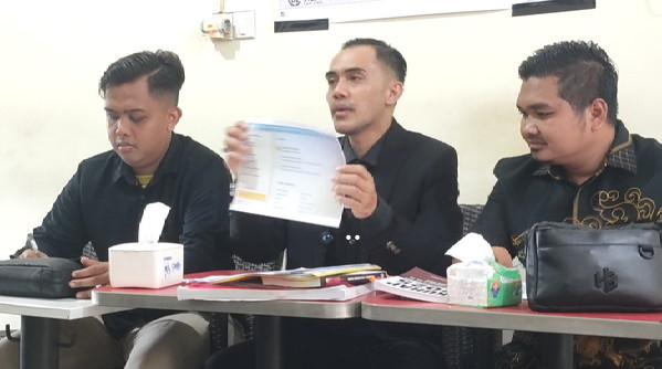 Pengacara_MA_perlihatkan_data.jpg